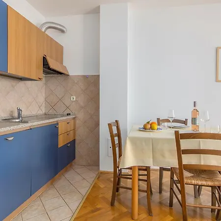 Evelyn Brostolade 3*